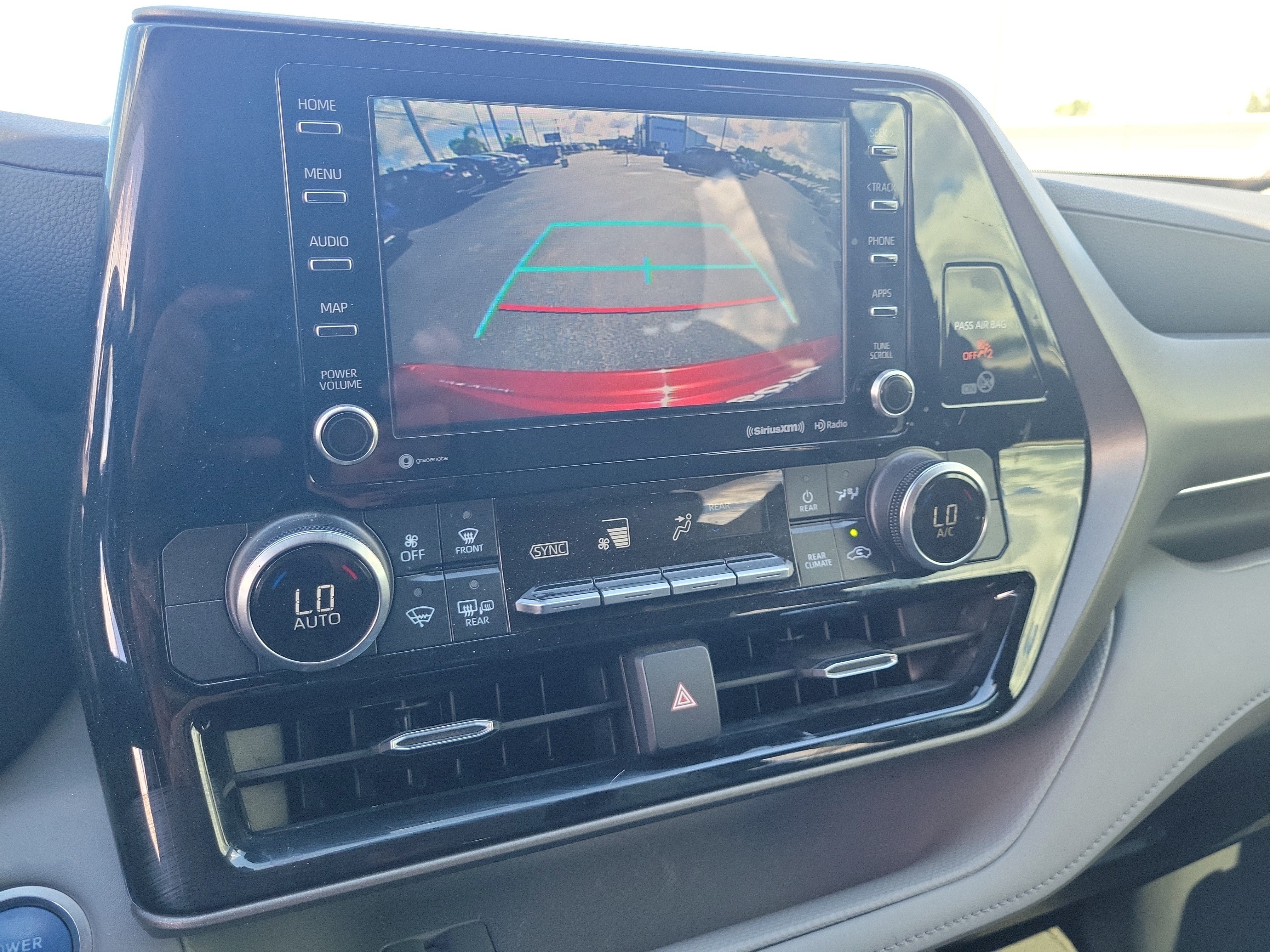 Used 2020 Toyota Highlander LE FWD image 26