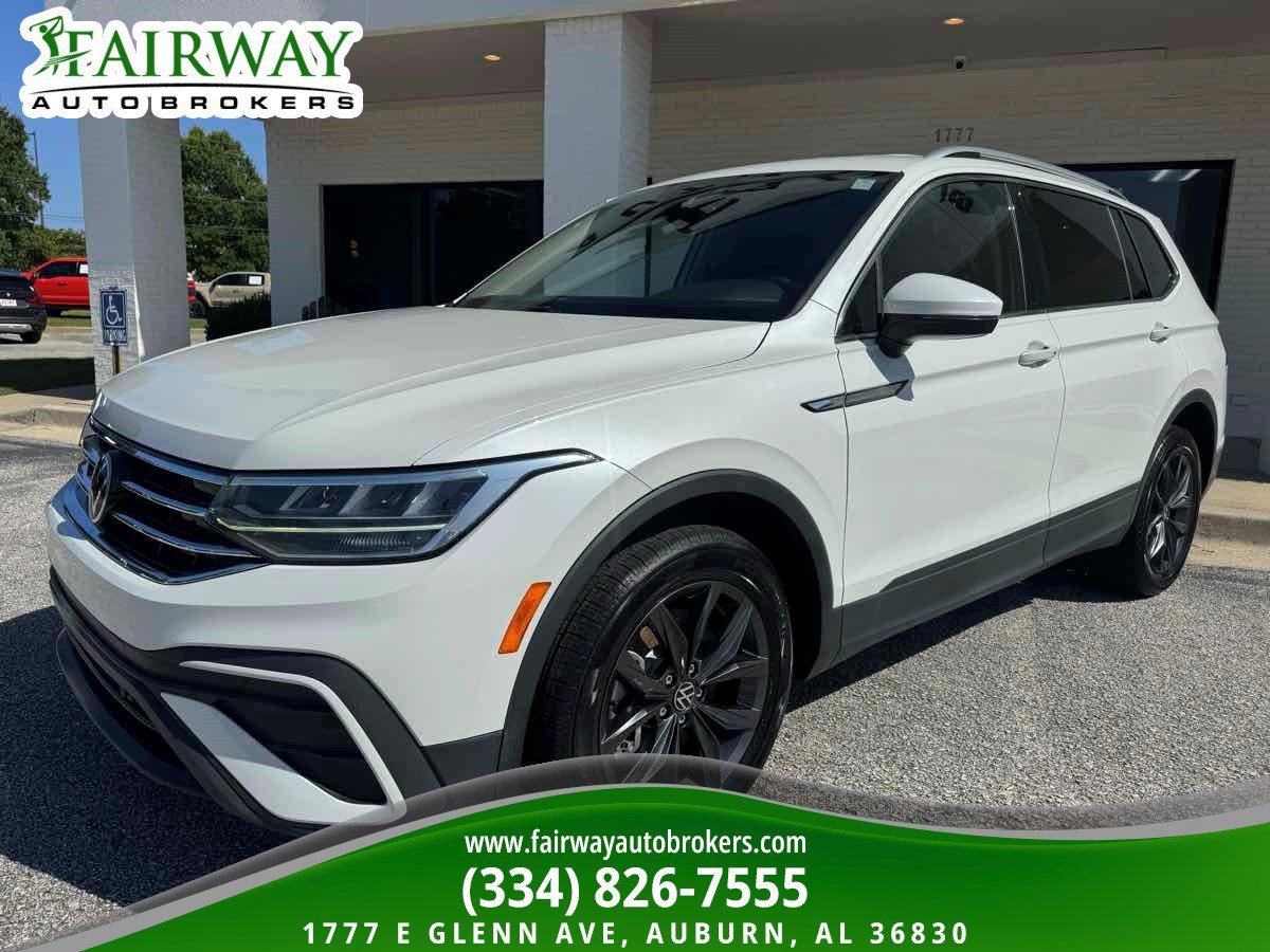 Used 2023 Volkswagen Tiguan SE AWD/4WD image 2