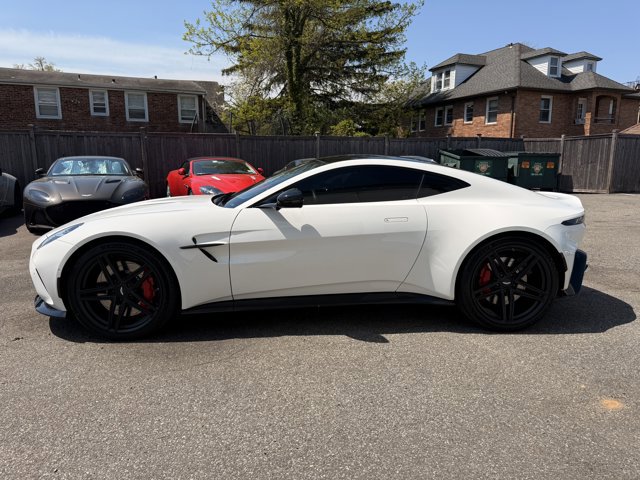 Used 2025 Aston Martin V8 Vantage Coupe RWD image 2