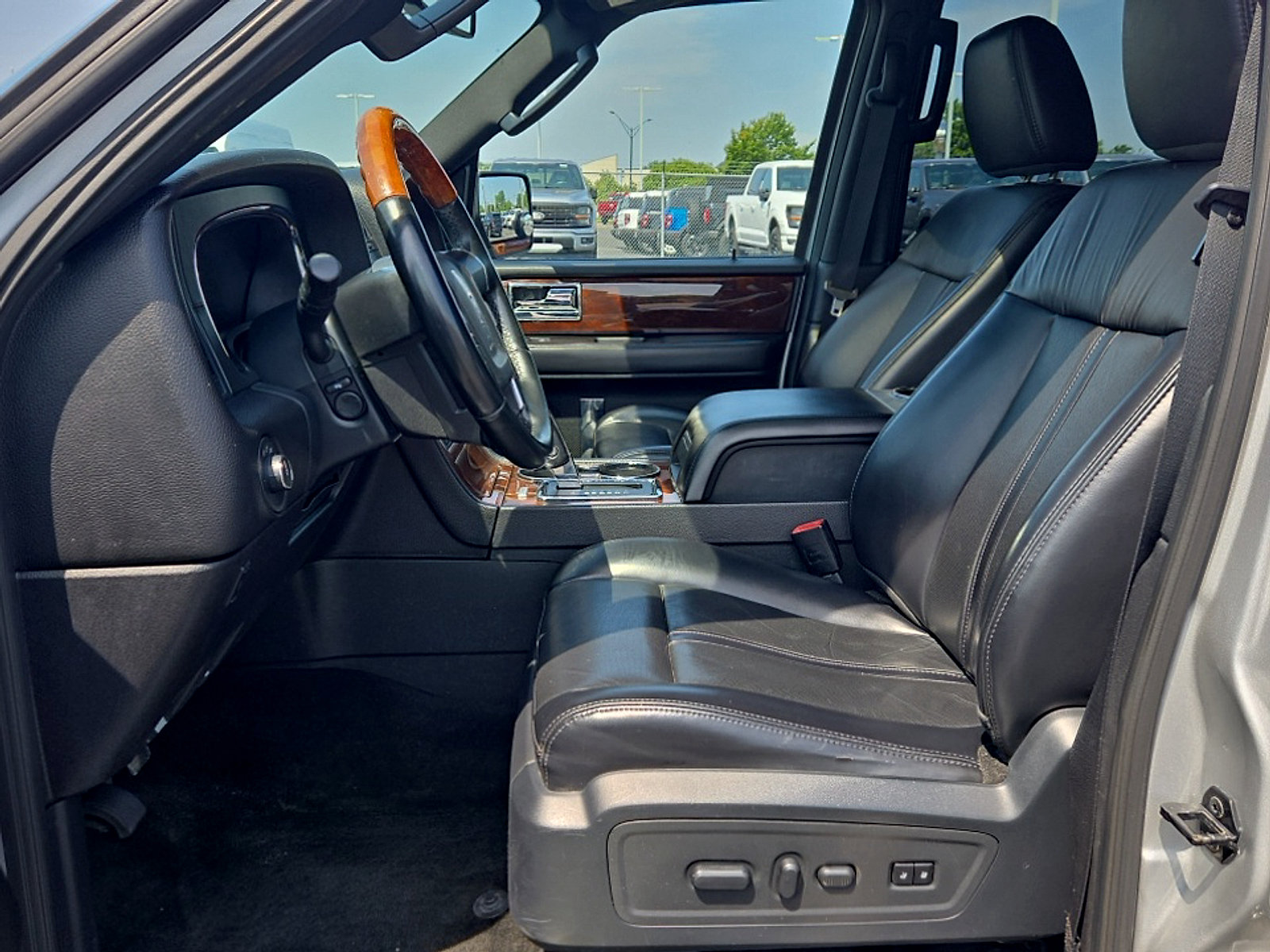 Used 2017 Lincoln Navigator Select AWD/4WD image 10
