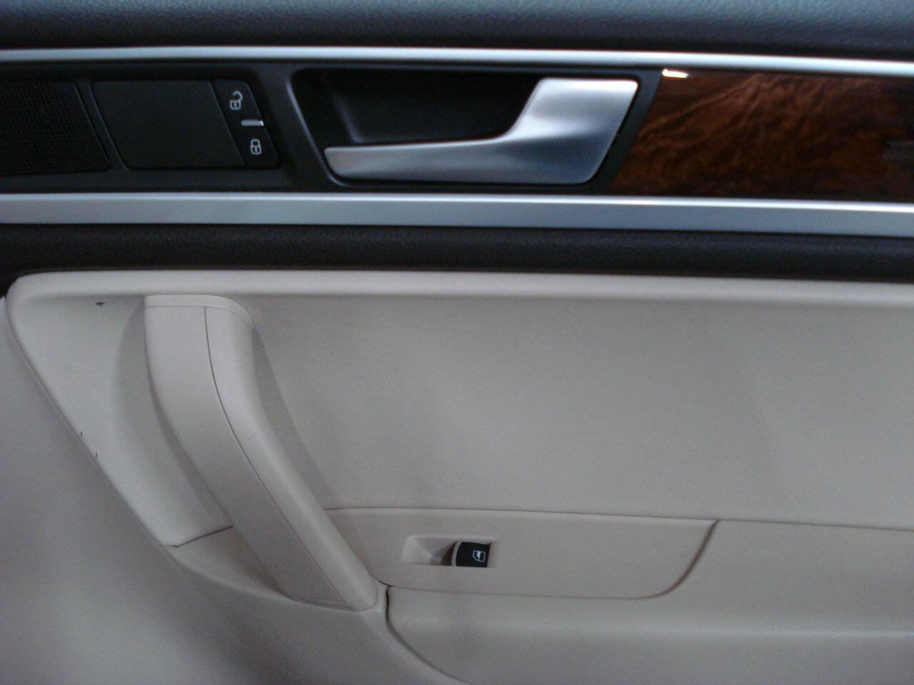 Used 2013 Volkswagen Touareg Sport image 35