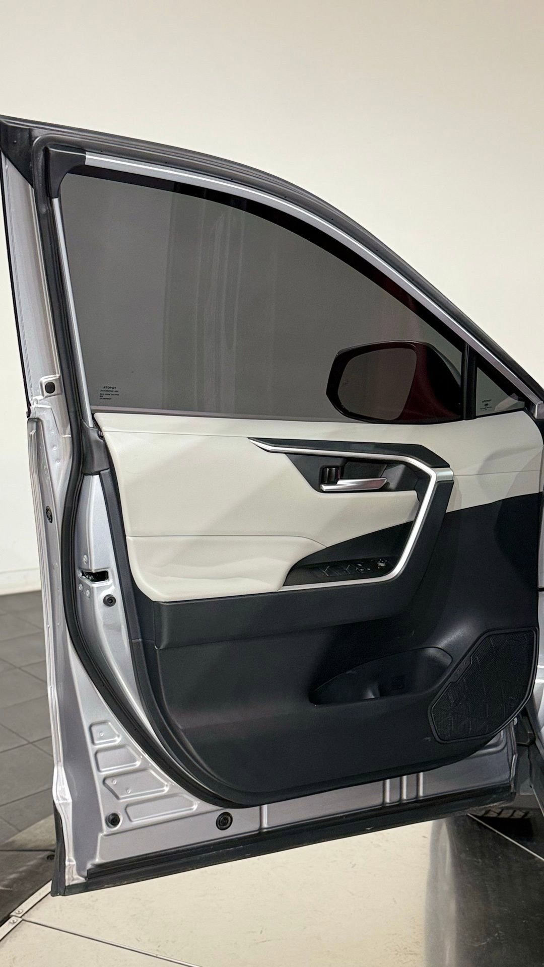 Used 2025 Toyota RAV4 XLE w/ Convenience Package image 36