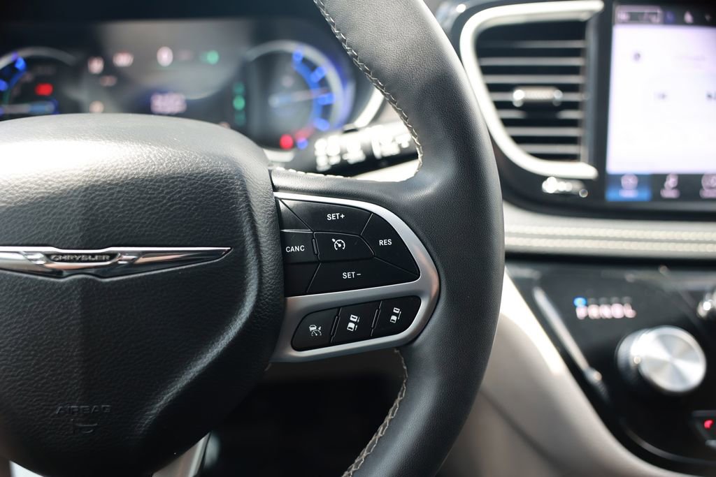 Used 2023 Chrysler Pacifica Touring-L w/ Uconnect Theater Family Group FWD image 23