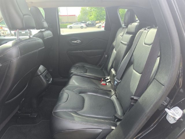 Used 2015 Jeep Cherokee Limited w/ Luxury Group AWD/4WD image 10