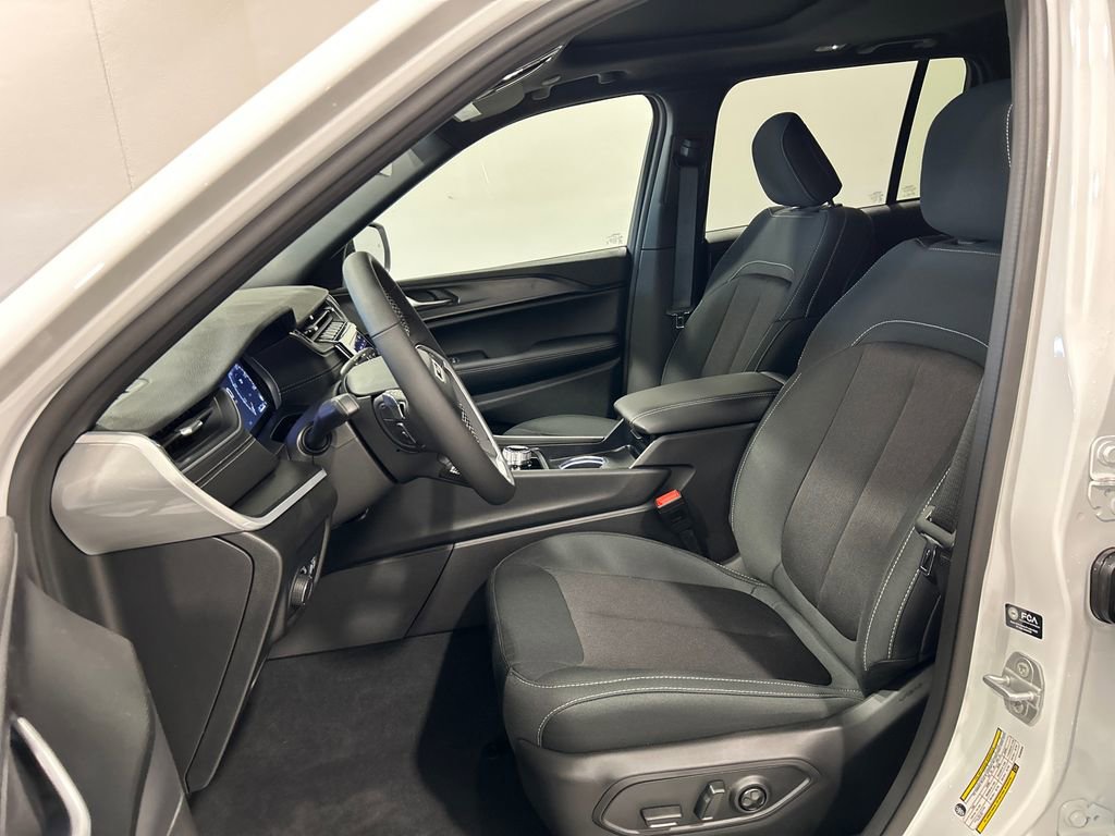 New 2025 Jeep Grand Cherokee Laredo w/ Luxury Tech Group I image 16