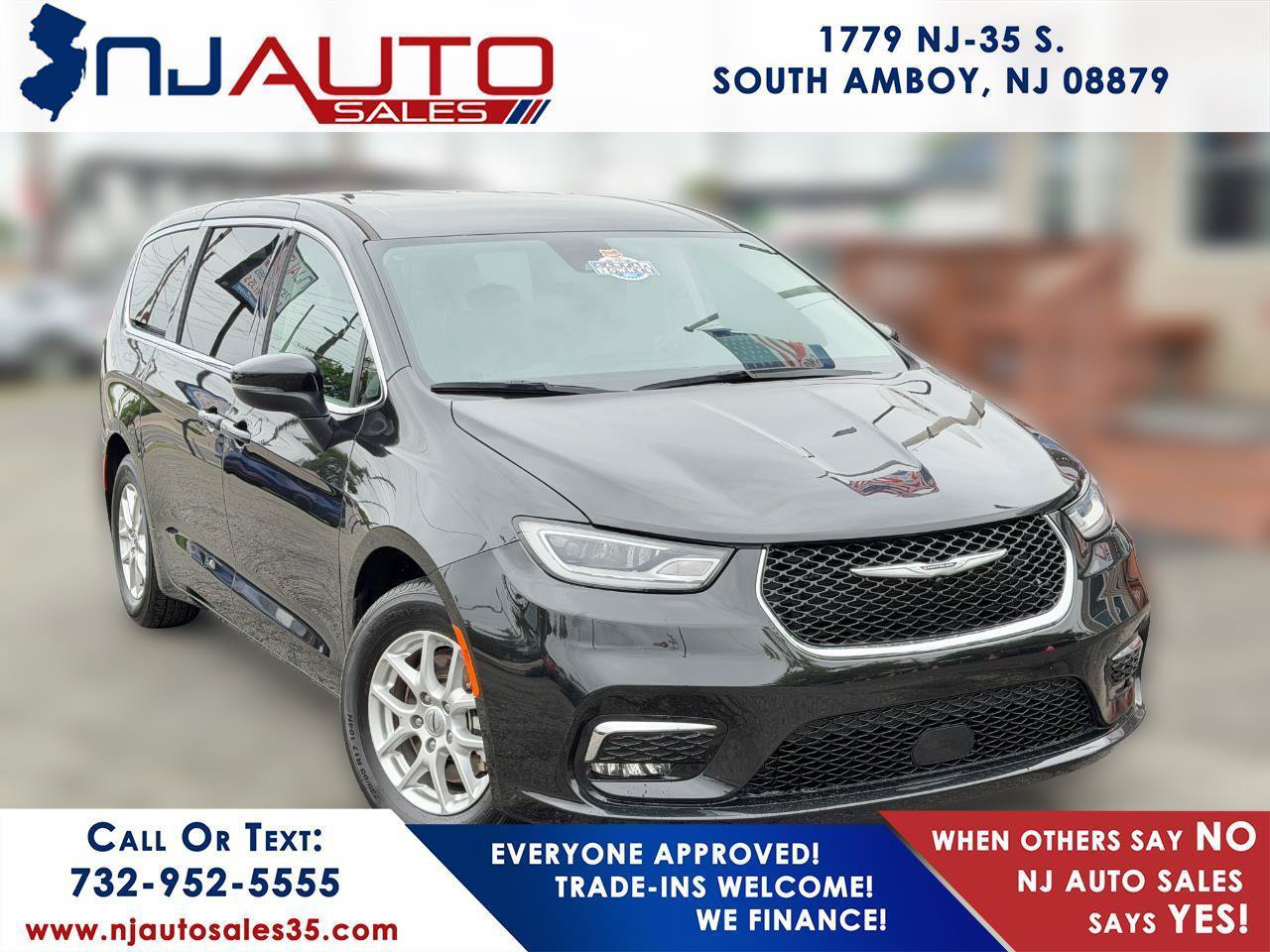 Used 2023 Chrysler Pacifica Touring-L FWD image 1