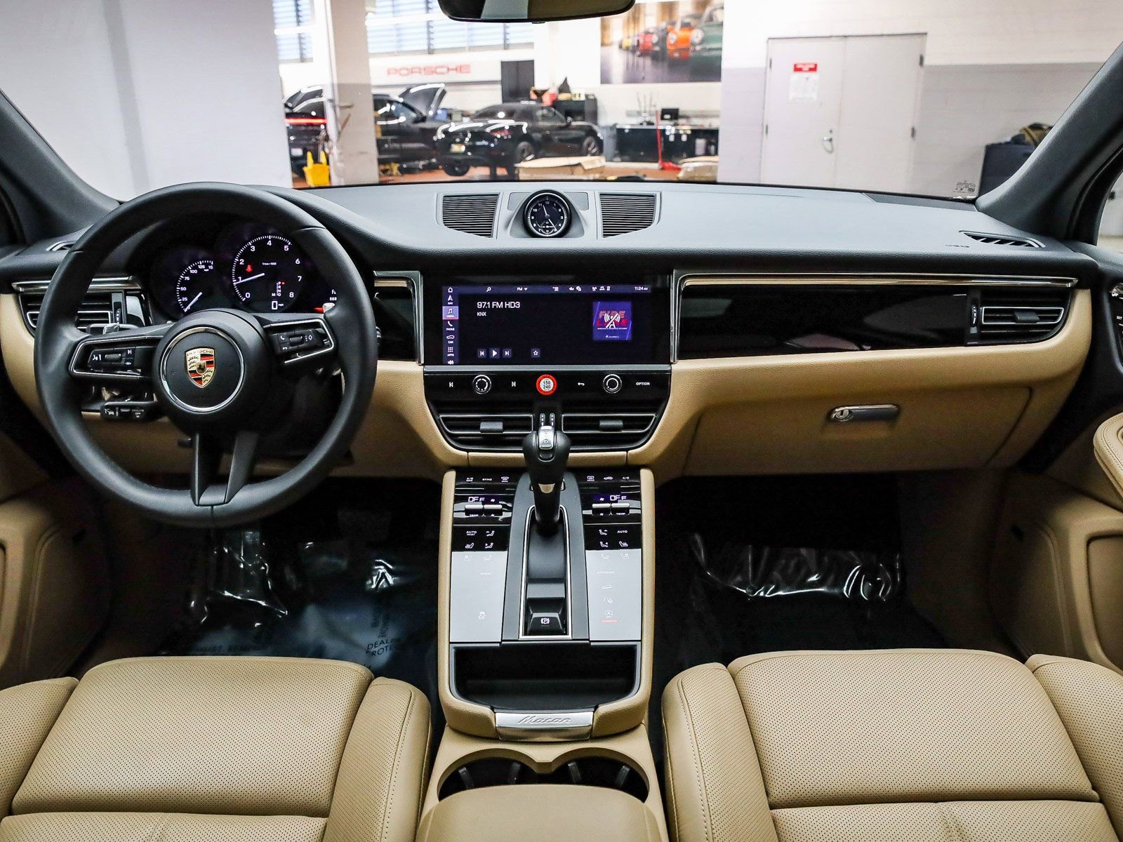 Certified 2025 Porsche Macan image 16