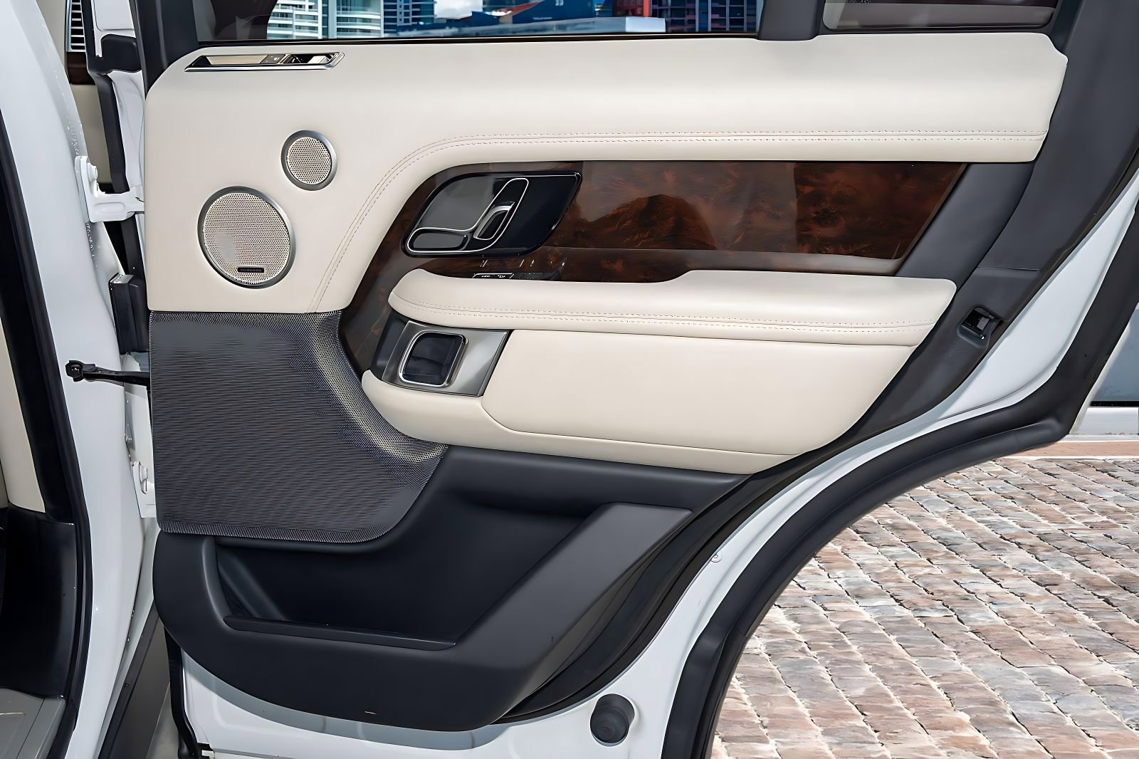 Used 2018 Land Rover Range Rover Supercharged image 3