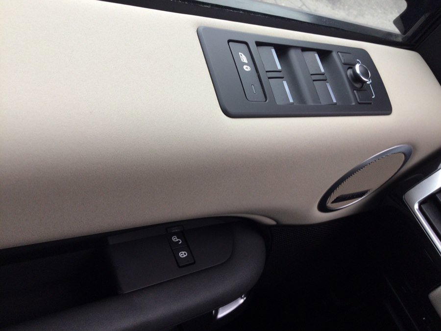 Used 2018 Land Rover Discovery SE image 34