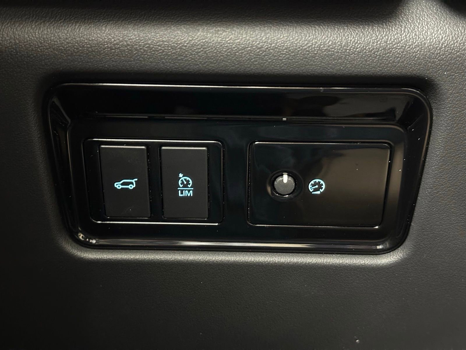 Used 2020 Jaguar F-PACE Premium image 35