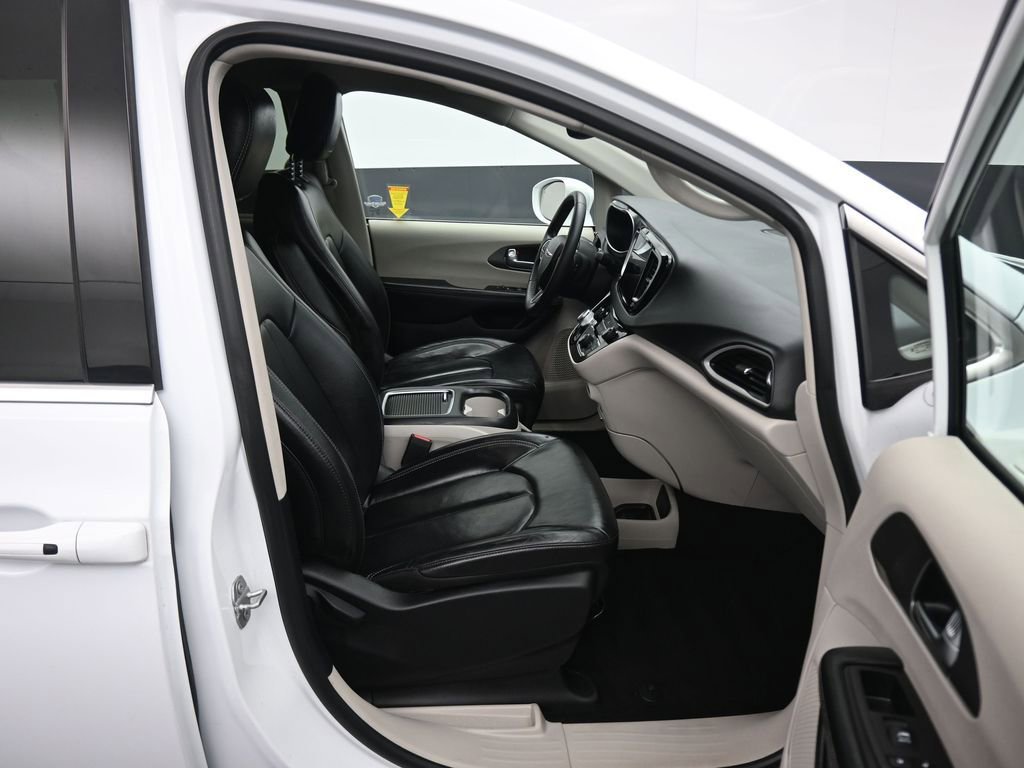 Used 2022 Chrysler Pacifica Touring-L image 58