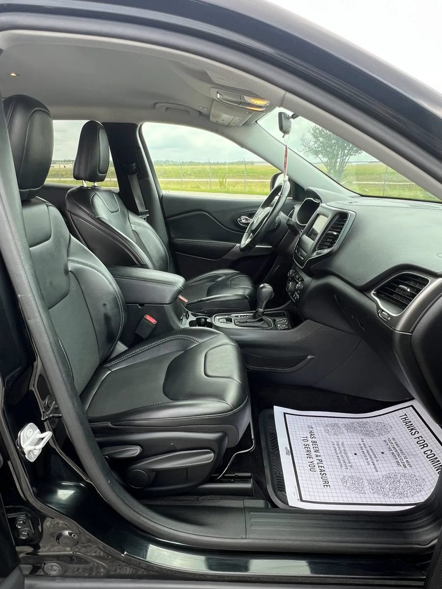 Used 2019 Jeep Cherokee Latitude Plus FWD image 16