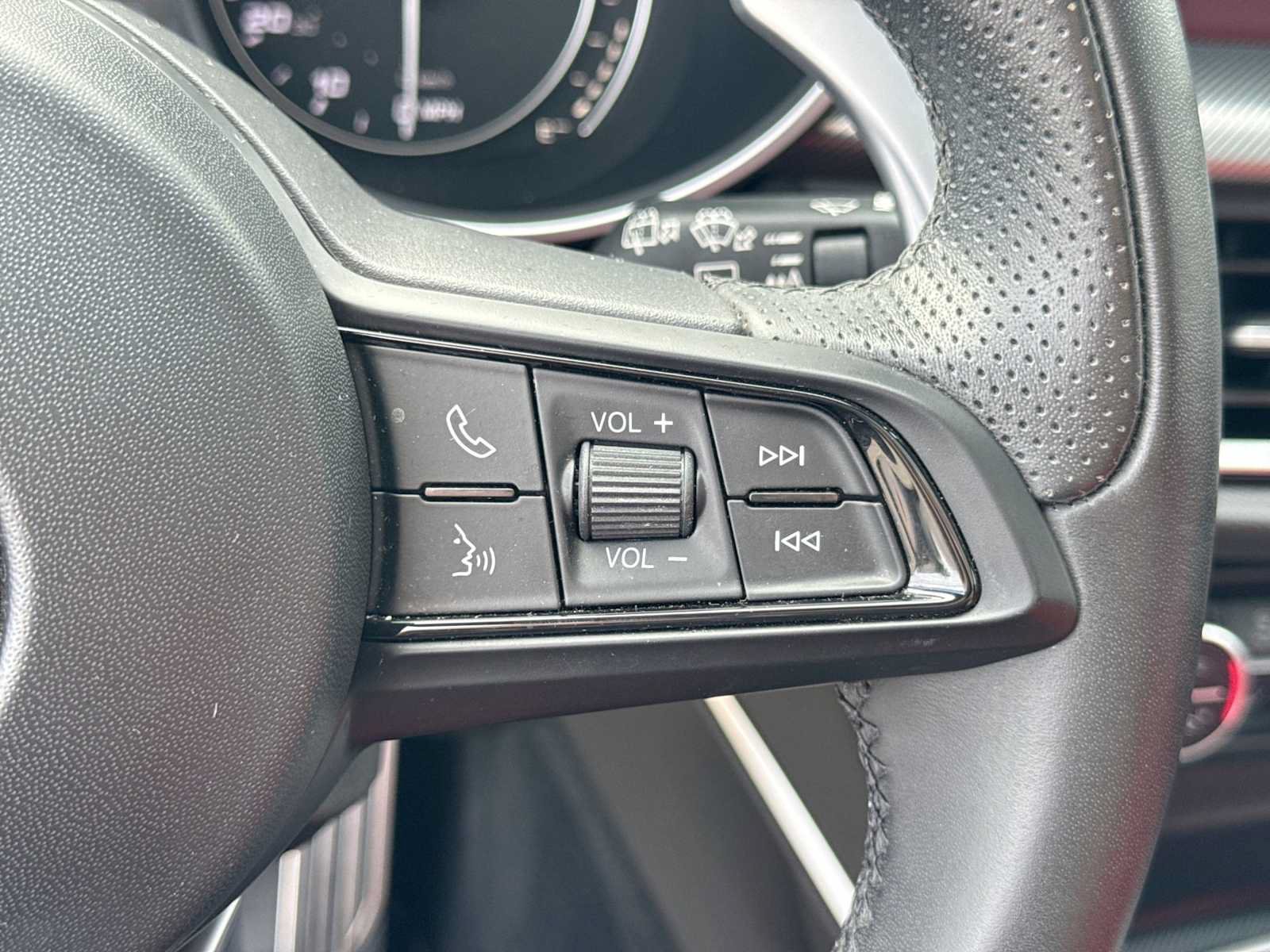 Used 2023 Alfa Romeo Stelvio Veloce AWD/4WD image 25