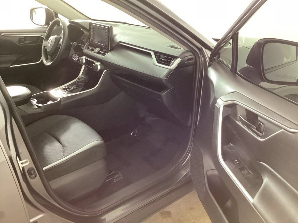 Used 2021 Toyota RAV4 LE AWD/4WD image 19