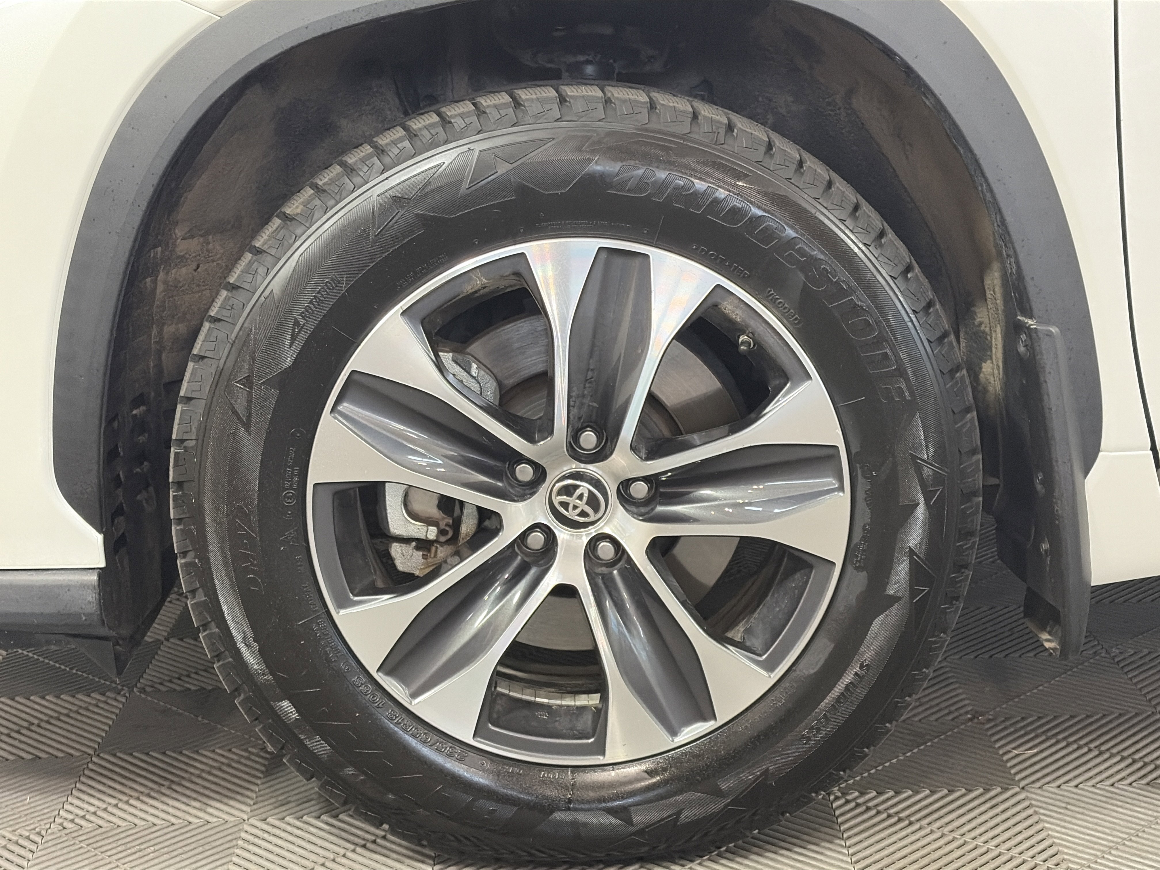 Used 2020 Toyota Highlander XLE image 11