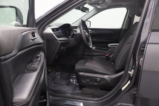 Used 2023 Jeep Grand Cherokee Laredo image 9