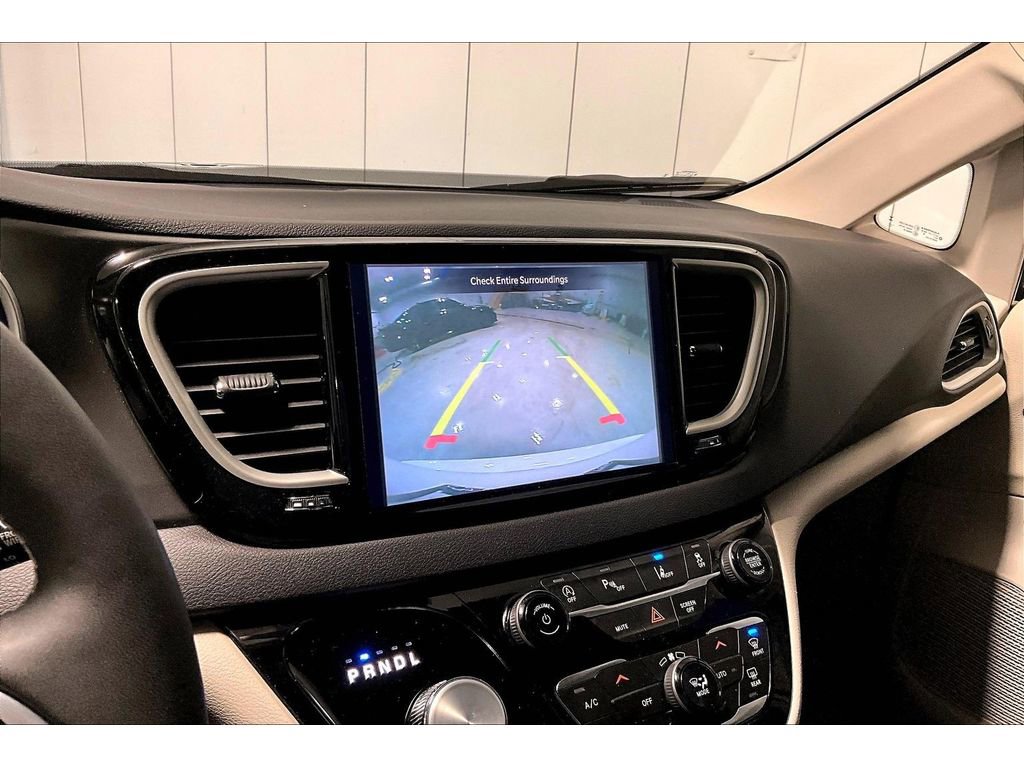 Used 2024 Chrysler Pacifica Touring-L image 22