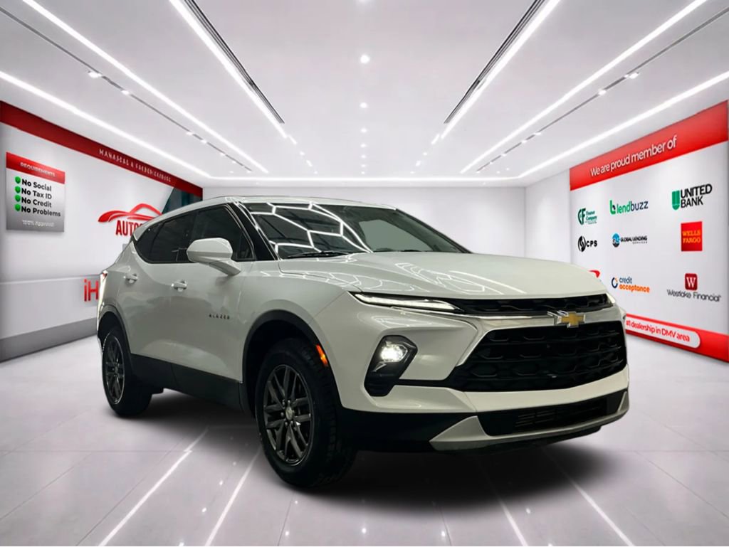 Used 2023 Chevrolet Blazer LT image 2