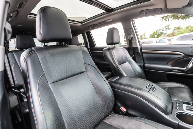 Used 2015 Toyota Highlander Limited Platinum AWD/4WD image 33