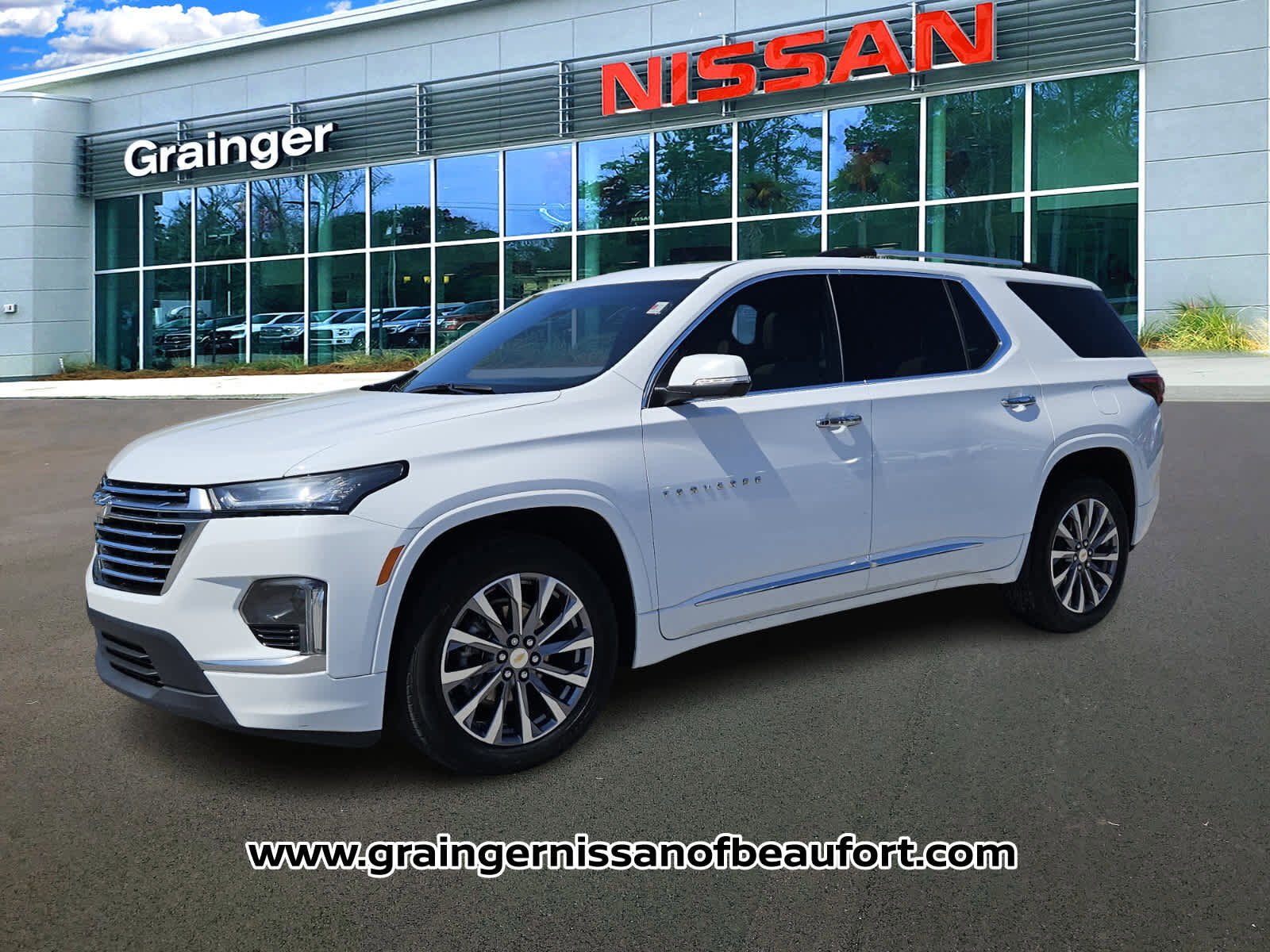 Used 2023 Chevrolet Traverse Premier FWD image 2