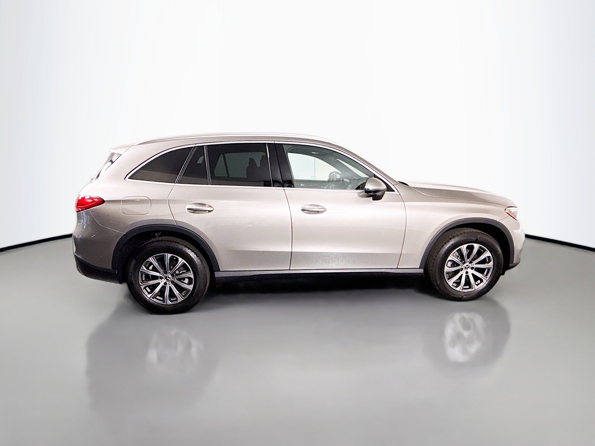 Used 2024 Mercedes-Benz GLC 300 4MATIC image 11