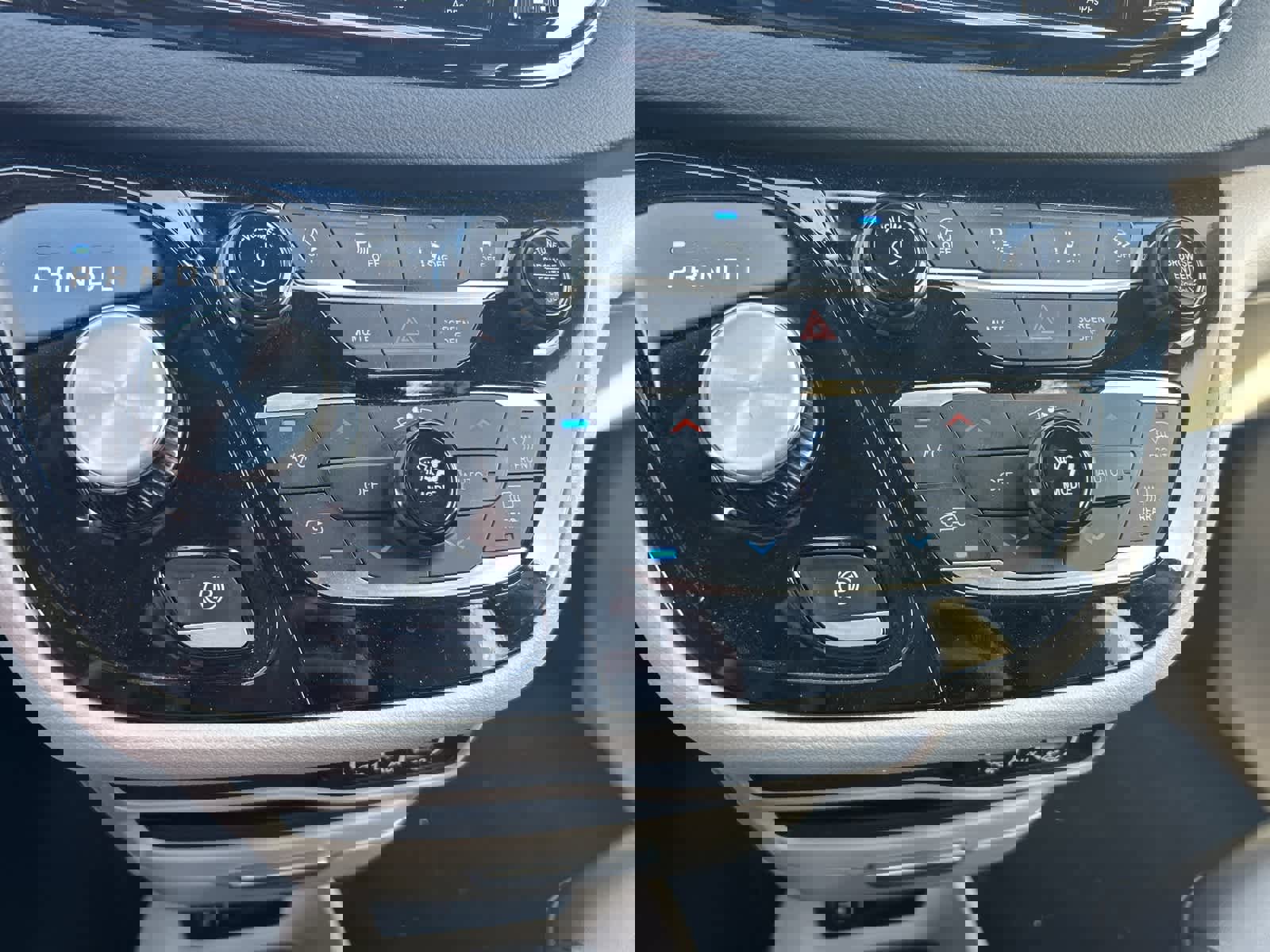 Used 2023 Chrysler Pacifica Touring-L image 28