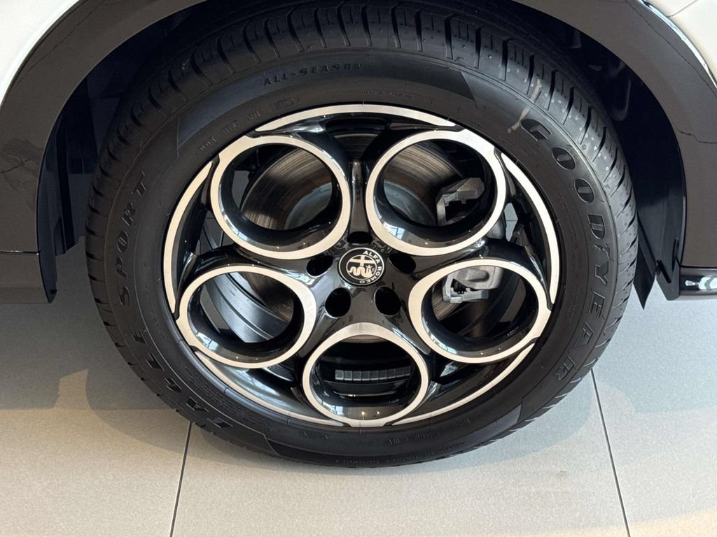 New 2026 Alfa Romeo Tonale w/ Black Premium Package AWD/4WD image 30