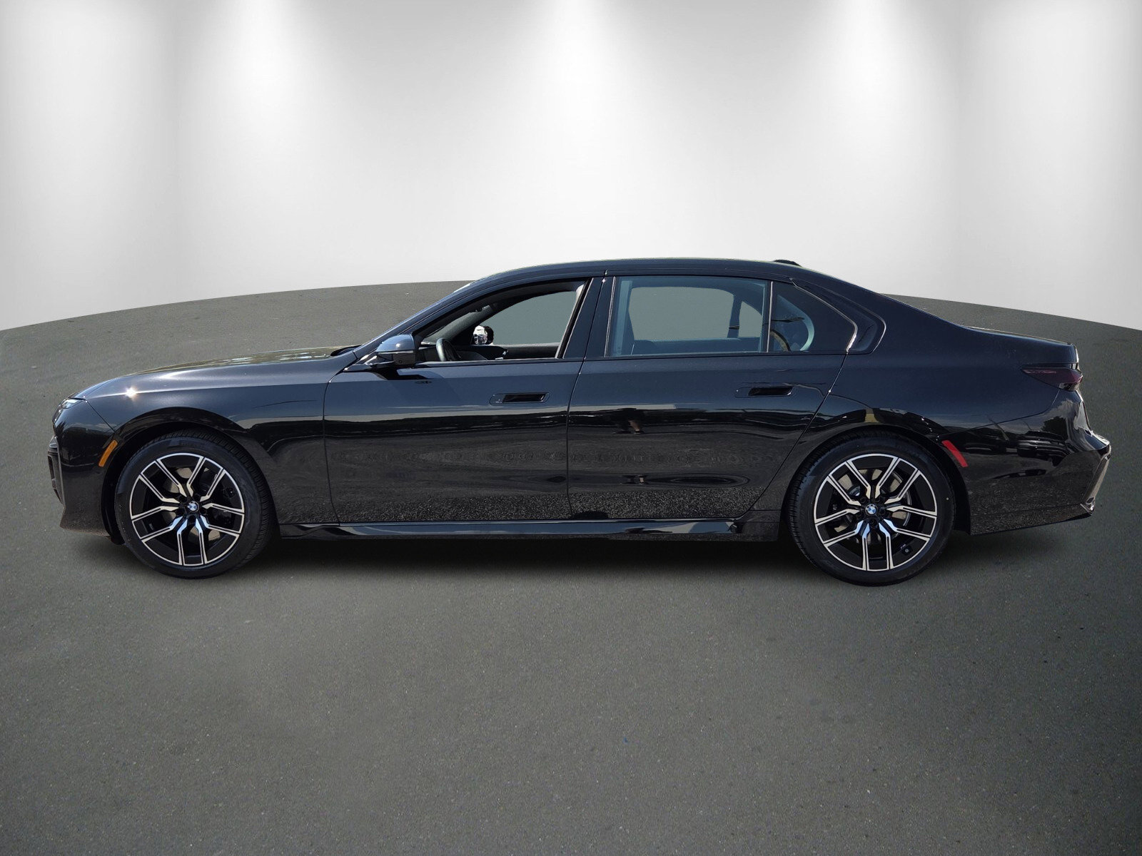 Used 2025 BMW 740i xDrive AWD/4WD image 4