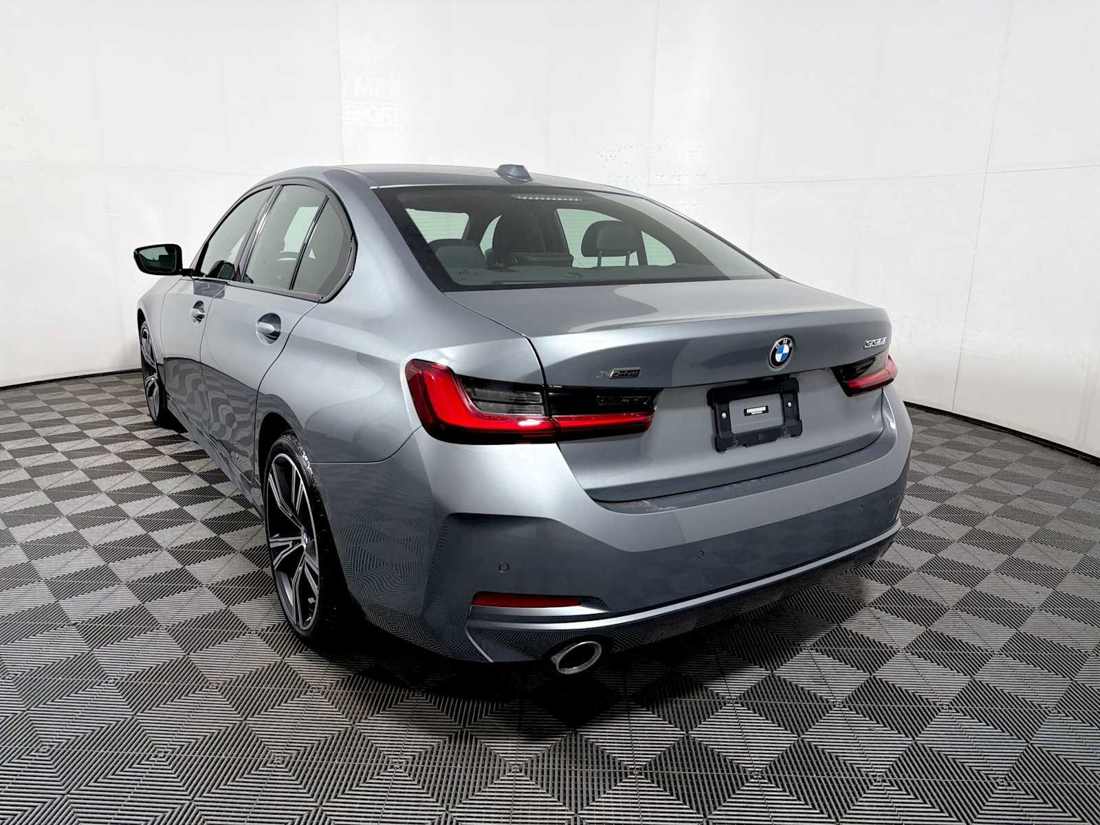 Used 2023 BMW 330i xDrive Sedan w/ Driving Assistance Package AWD/4WD image 5
