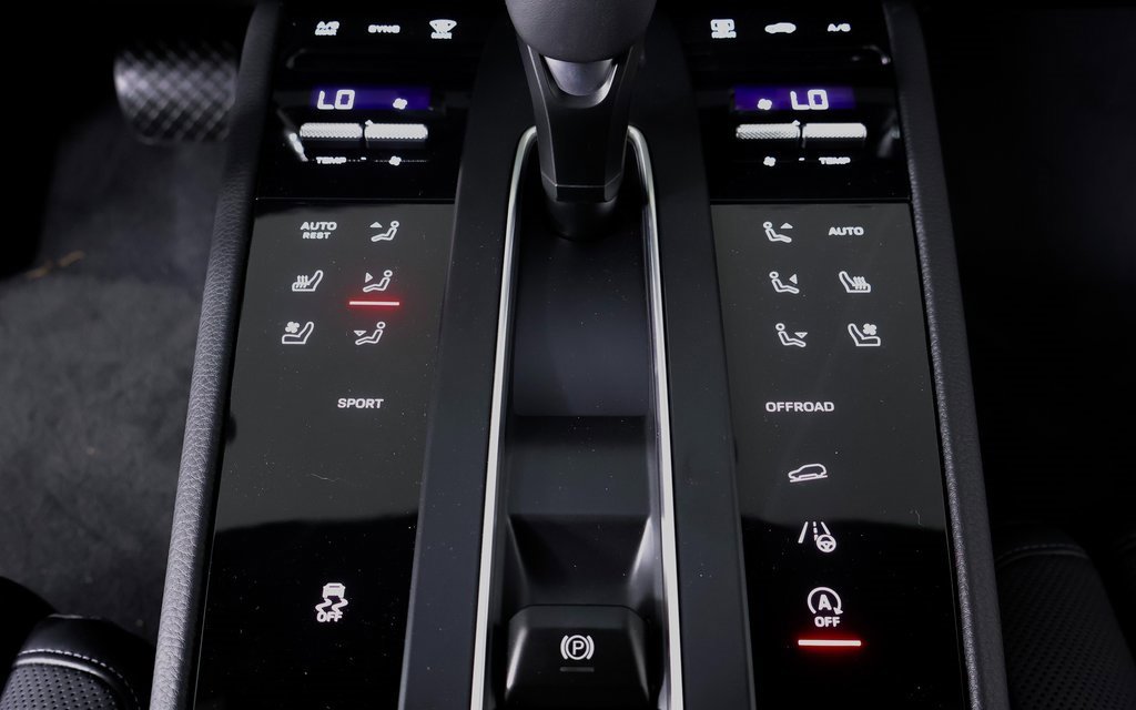 Used 2025 Porsche Macan image 18