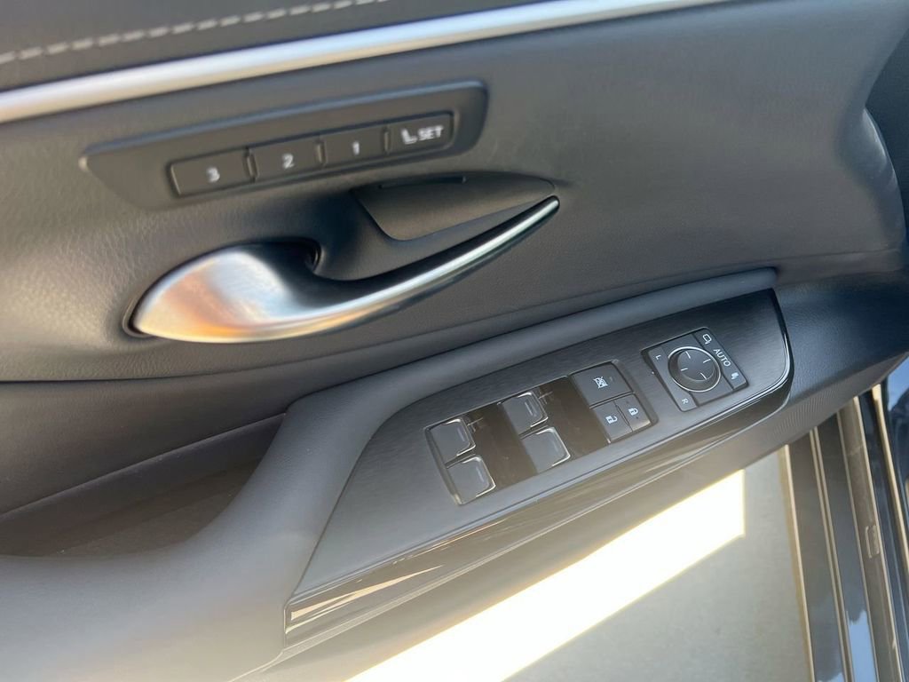 Certified 2025 Lexus ES 300h w/ Premium Package image 11