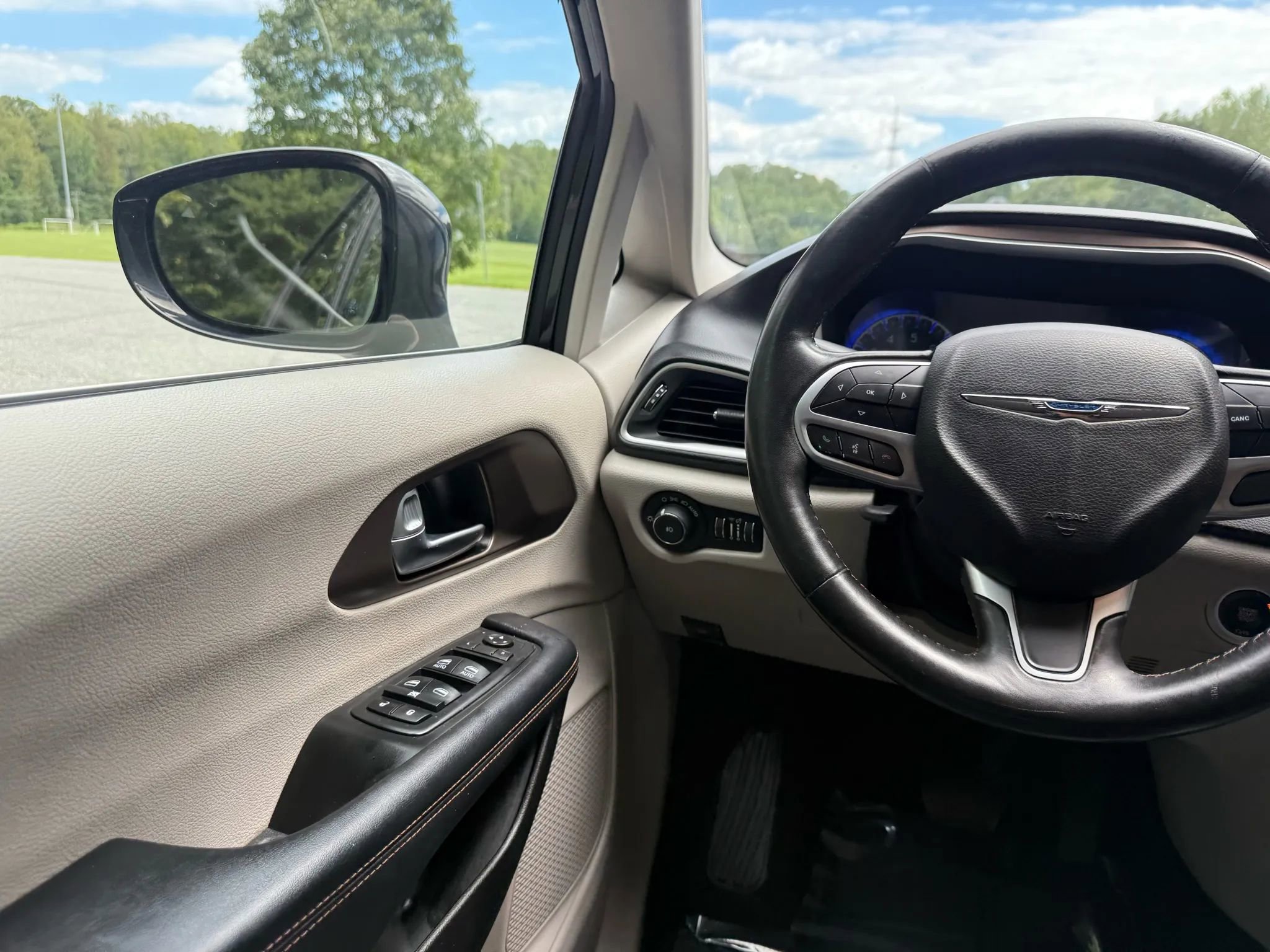 Used 2019 Chrysler Pacifica Touring-L FWD image 34