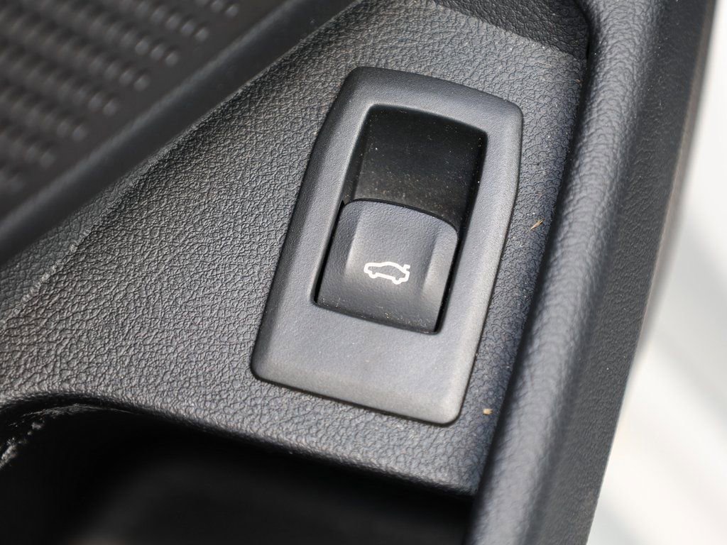 Used 2024 BMW 330i Sedan w/ Premium Package image 13