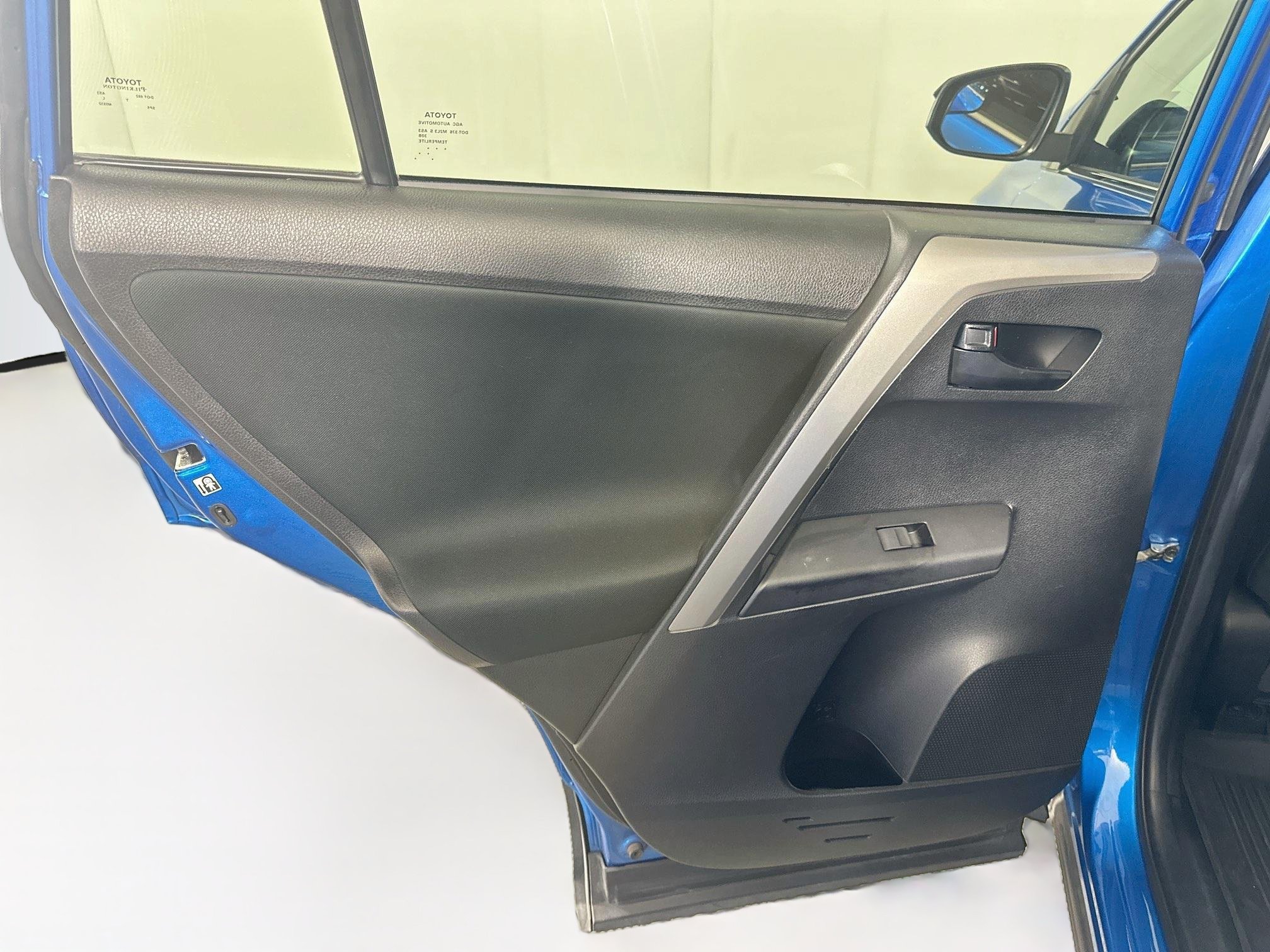 Used 2018 Toyota RAV4 LE w/ Carpet Mat Package FWD image 24
