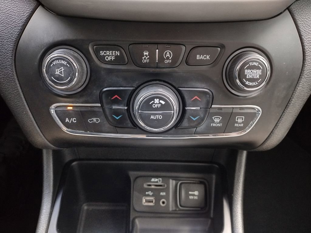 Used 2015 Jeep Cherokee Limited w/ Luxury Group image 26