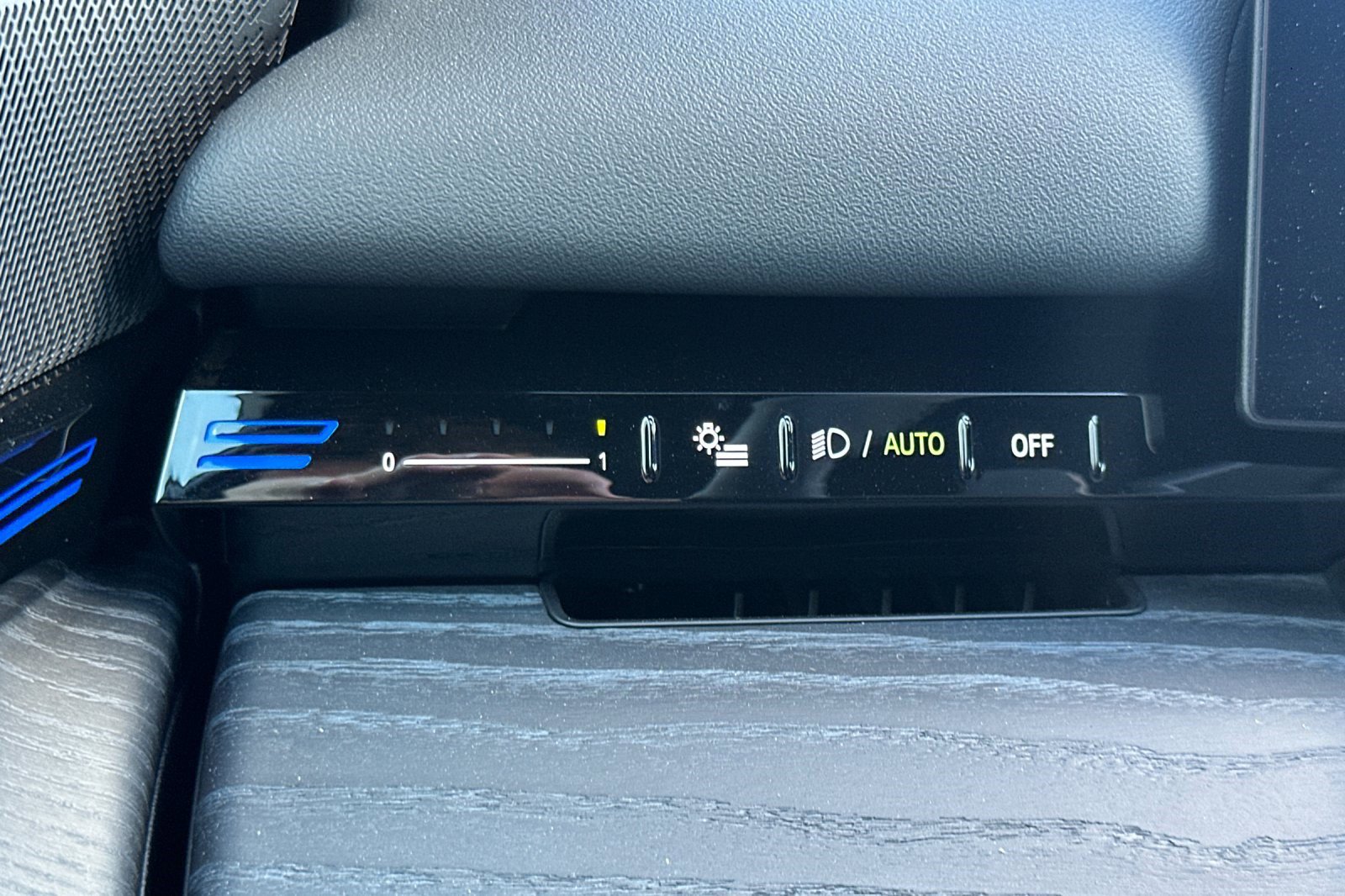 Used 2025 BMW 530i w/ Premium Package image 36