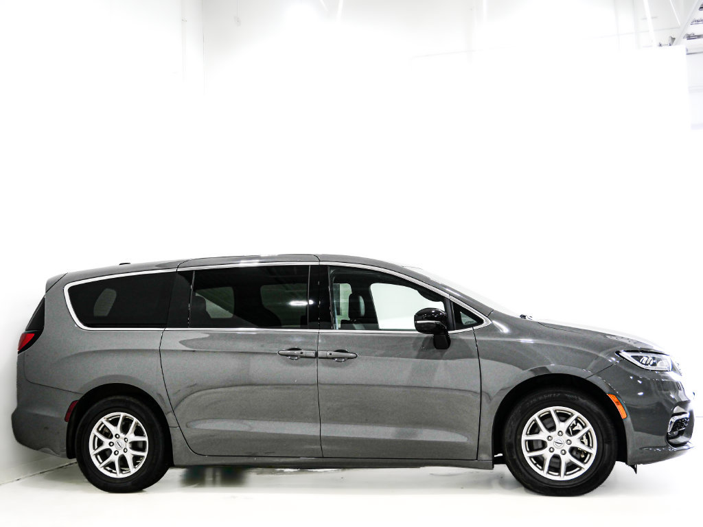 Used 2025 Chrysler Pacifica Select FWD image 4