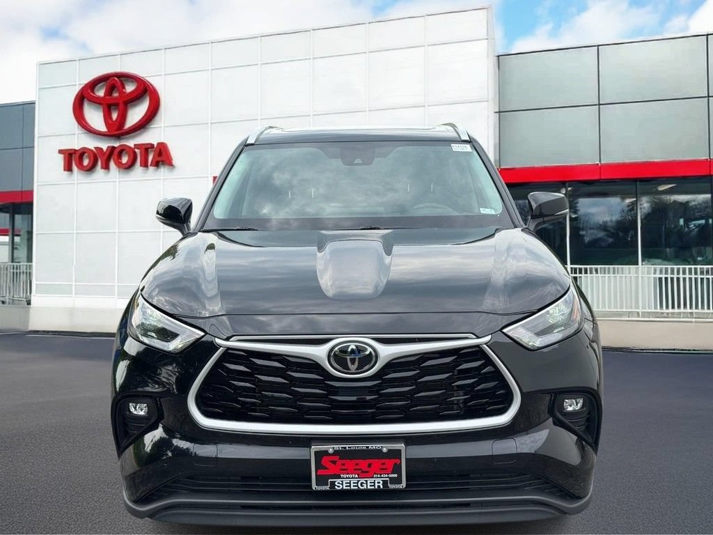 Used 2025 Toyota Highlander XLE AWD/4WD image 11