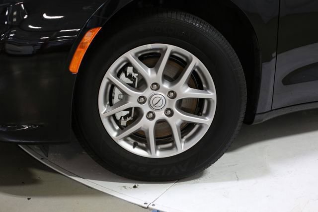 Used 2025 Chrysler Pacifica Select image 2