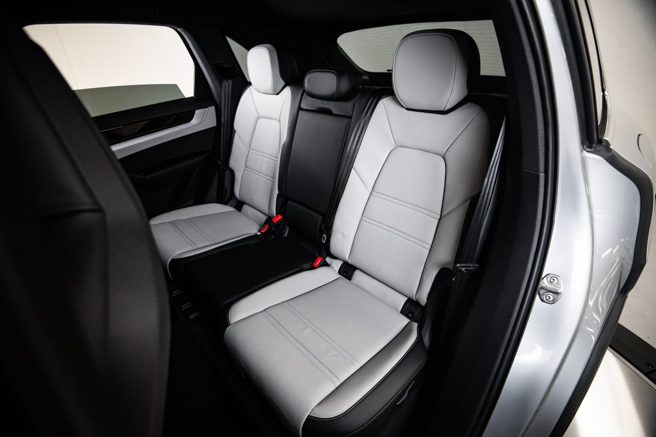 Certified 2025 Porsche Cayenne E-Hybrid AWD/4WD image 24