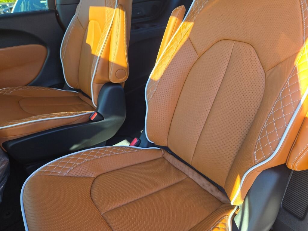 New 2026 Chrysler Pacifica Pinnacle image 18