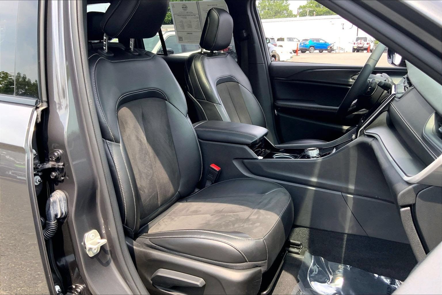 Used 2023 Jeep Grand Cherokee Altitude AWD/4WD image 7