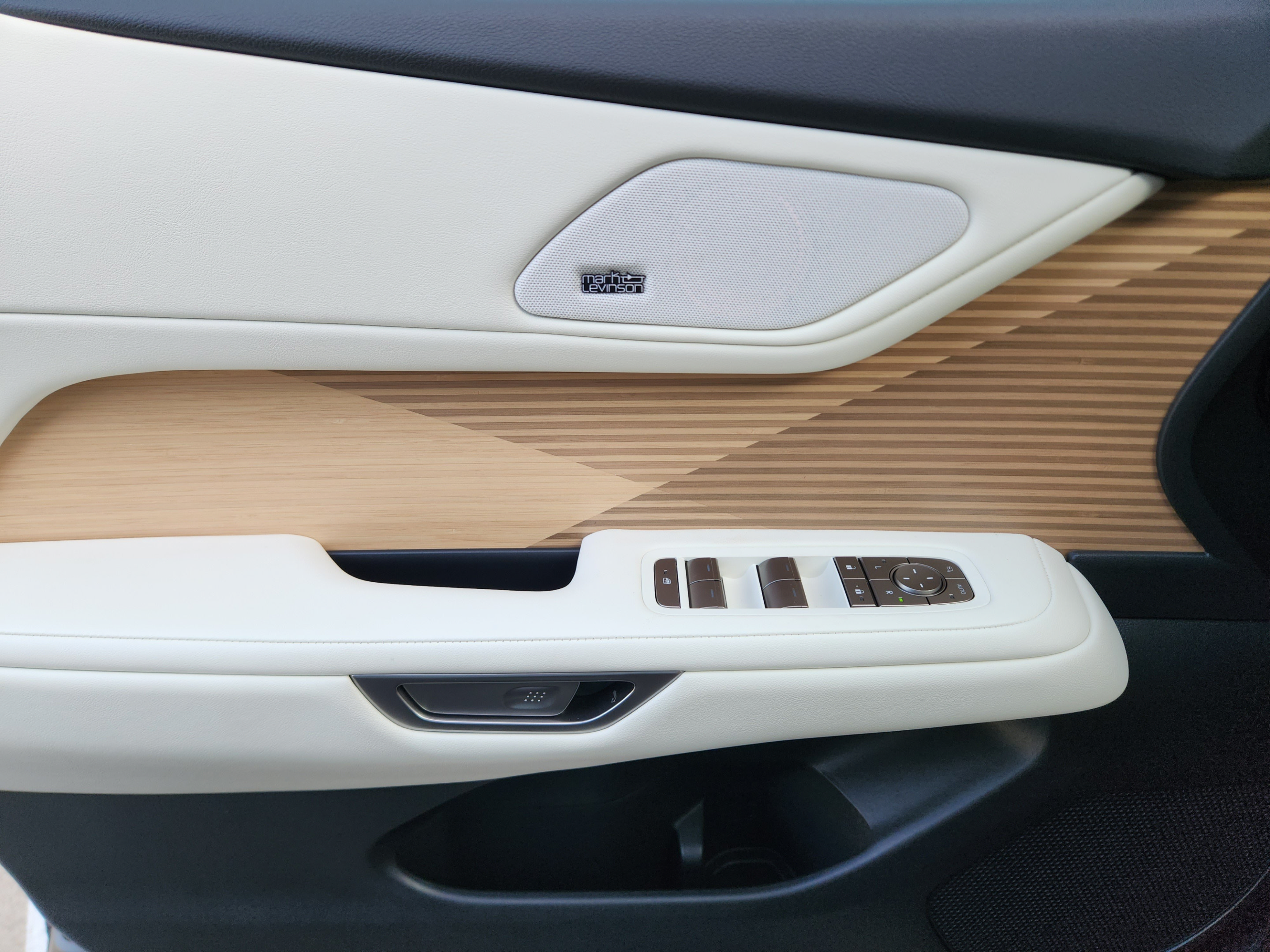 New 2026 Lexus ES 350e FWD image 16