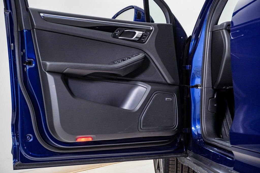Certified 2025 Porsche Macan image 25