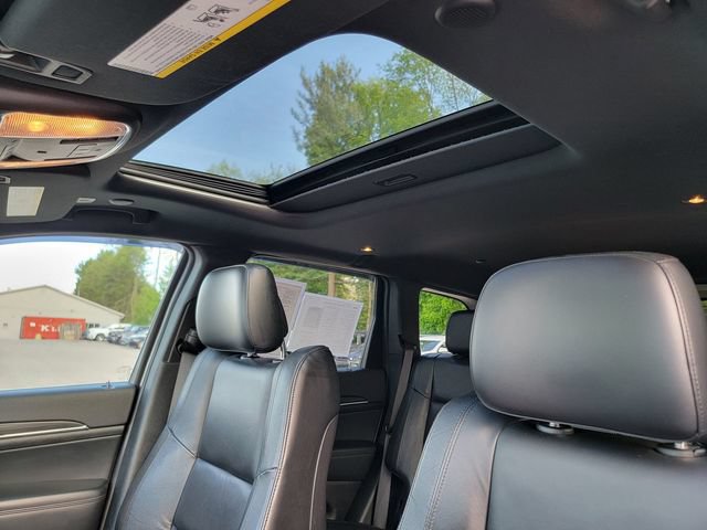 Certified 2022 Jeep Grand Cherokee Limited w/ Tech Group AWD/4WD image 4