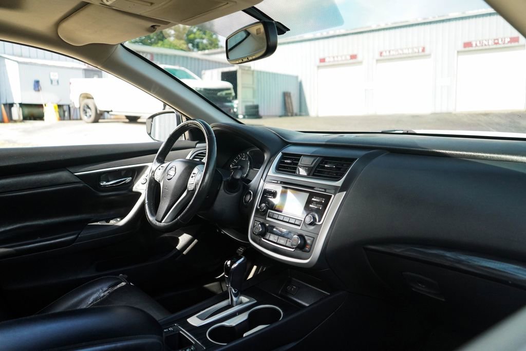 Used 2017 Nissan Altima 2.5 SL w/ Moonroof Package FWD image 15