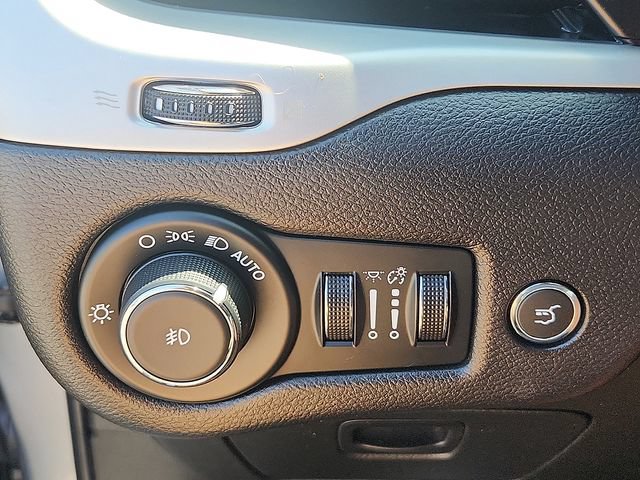 Used 2014 Jeep Cherokee Trailhawk w/ Comfort/Convenience Group AWD/4WD image 28