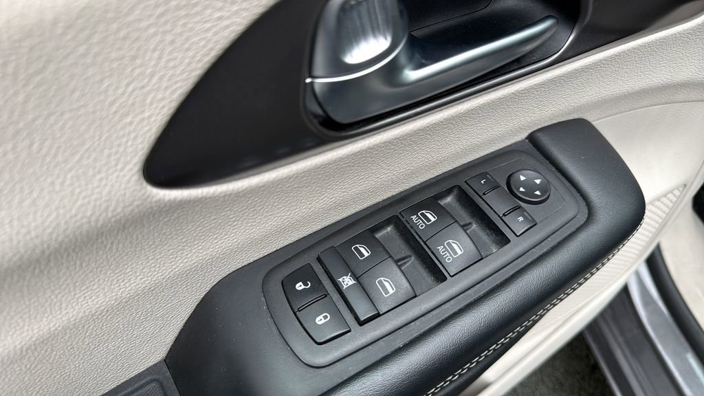 Used 2023 Chrysler Pacifica Touring-L FWD image 25