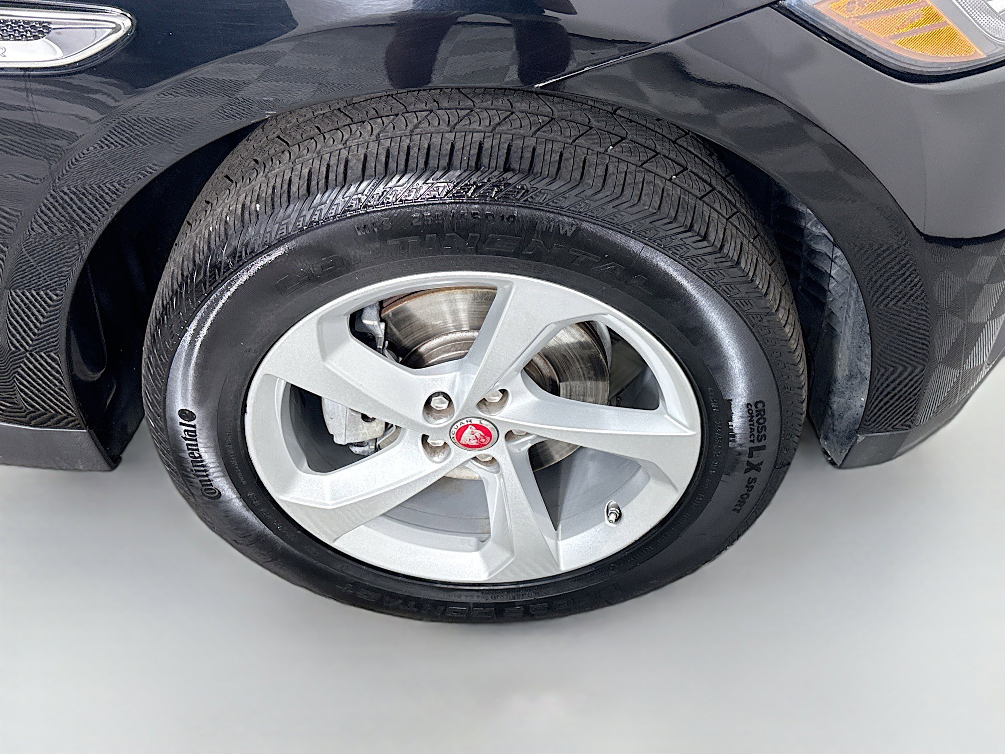 Used 2020 Jaguar F-PACE Premium image 32