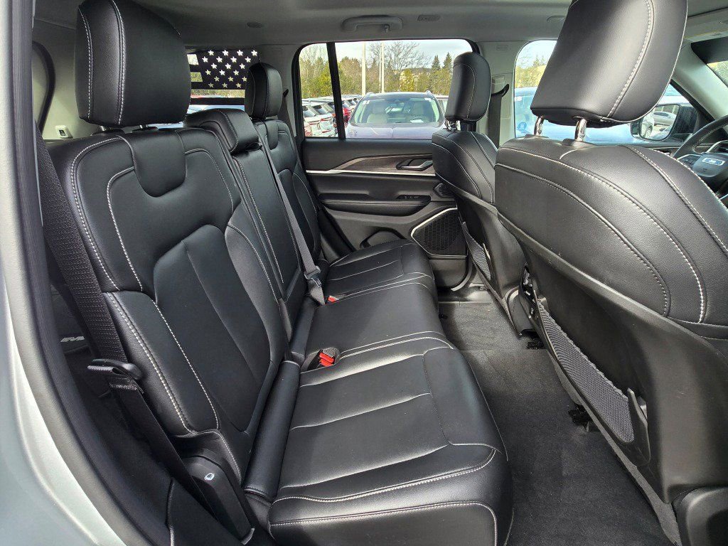 Used 2024 Jeep Grand Cherokee Limited w/ Black Appearance Package image 9